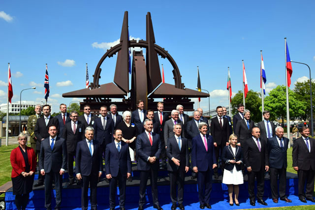 Brüsszel, 2016. május 19. A Külgazdasági és Külügyminisztérium (KKM) által közreadott csoportkép a NATO külügyminisztereinek brüsszeli tanácskozásán készült 2016. május 19-én. A külügyminiszterek aláírták Montenegró NATO-csatlakozásának jegyzõkönyvét. A második sorban Szijjártó Péter külgazdasági és külügyminiszter (j3). MTI Fotó: KKM